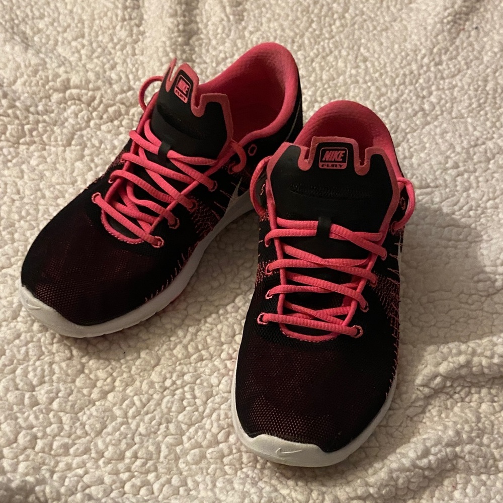 Nike Women's Black and Pink Athletic Shoes
